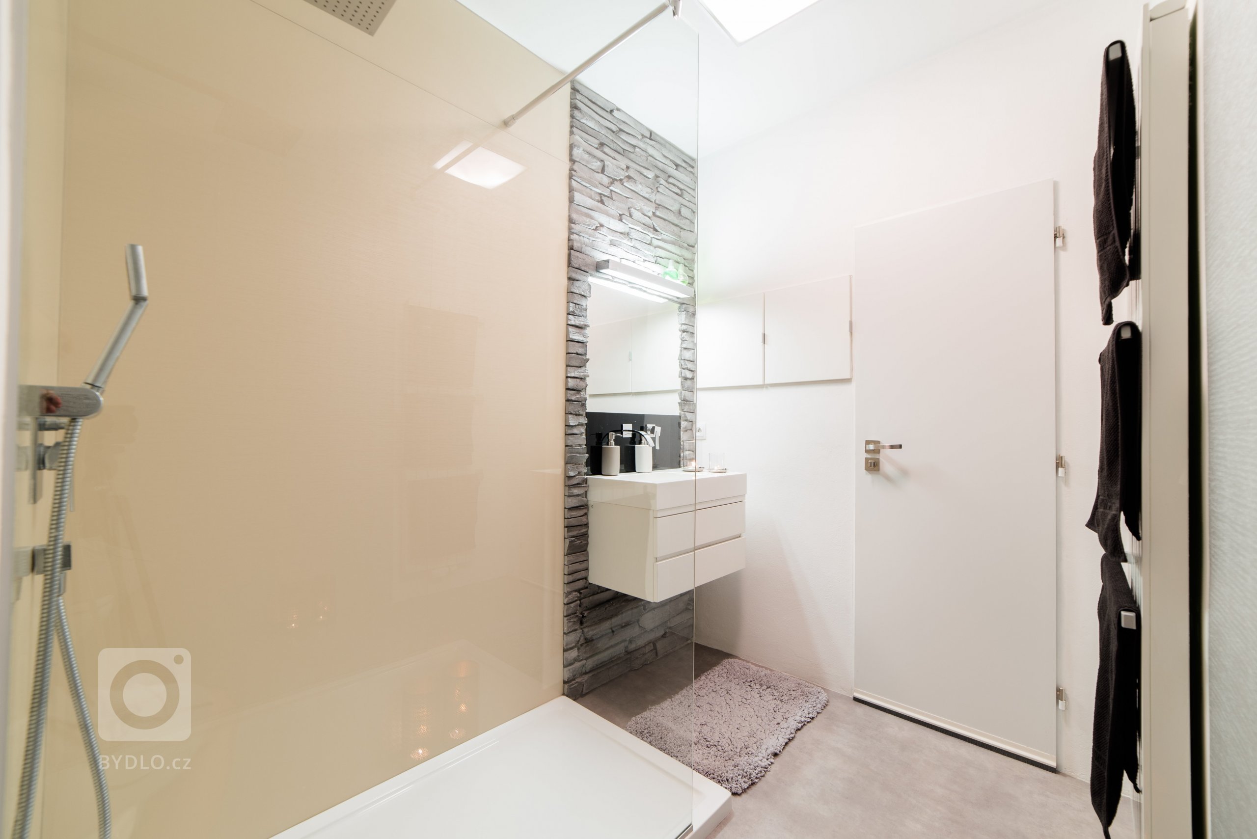 Brněnská garsonka okouzlila nové majitele hlavně klidnou lokalitou, v níž se nachází, a parádním výhledem z okna. Bylo třeba udělat pár změn a vyladit interiér…