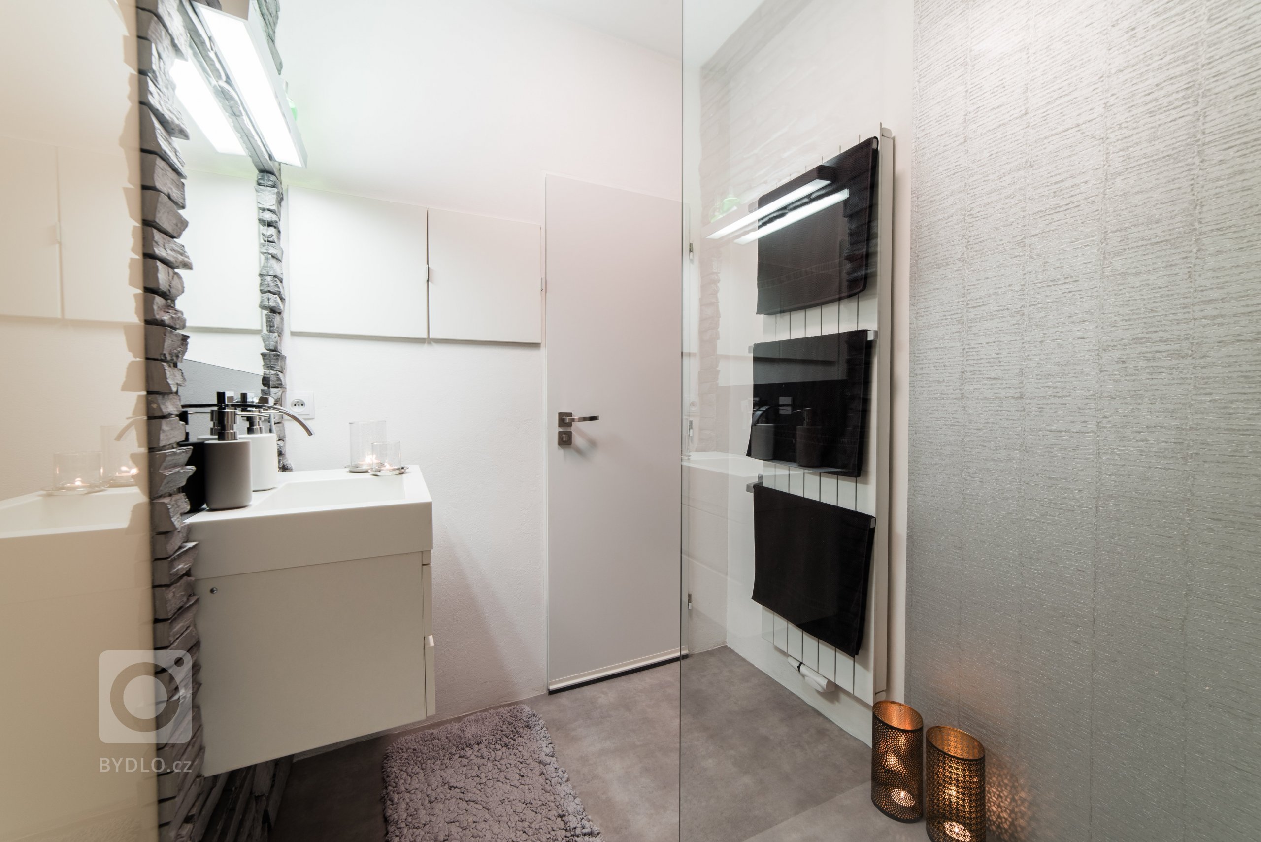 Brněnská garsonka okouzlila nové majitele hlavně klidnou lokalitou, v níž se nachází, a parádním výhledem z okna. Bylo třeba udělat pár změn a vyladit interiér…