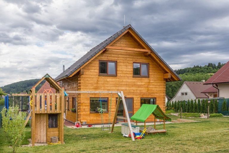 Moderní poloroubenka ze smrku.

Jedná se o poloroubenku ze smrkových vysušených hranolů pro mladou rodinu.&nbsp;Tento dům splňuje požadavky na trvalé bydlení…