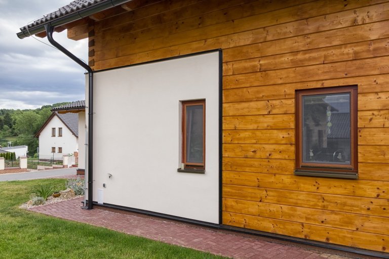 Moderní poloroubenka ze smrku.

Jedná se o poloroubenku ze smrkových vysušených hranolů pro mladou rodinu.&nbsp;Tento dům splňuje požadavky na trvalé bydlení…