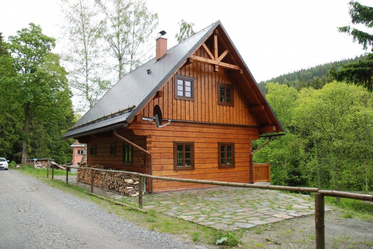 Tradiční roubenka ze smrku