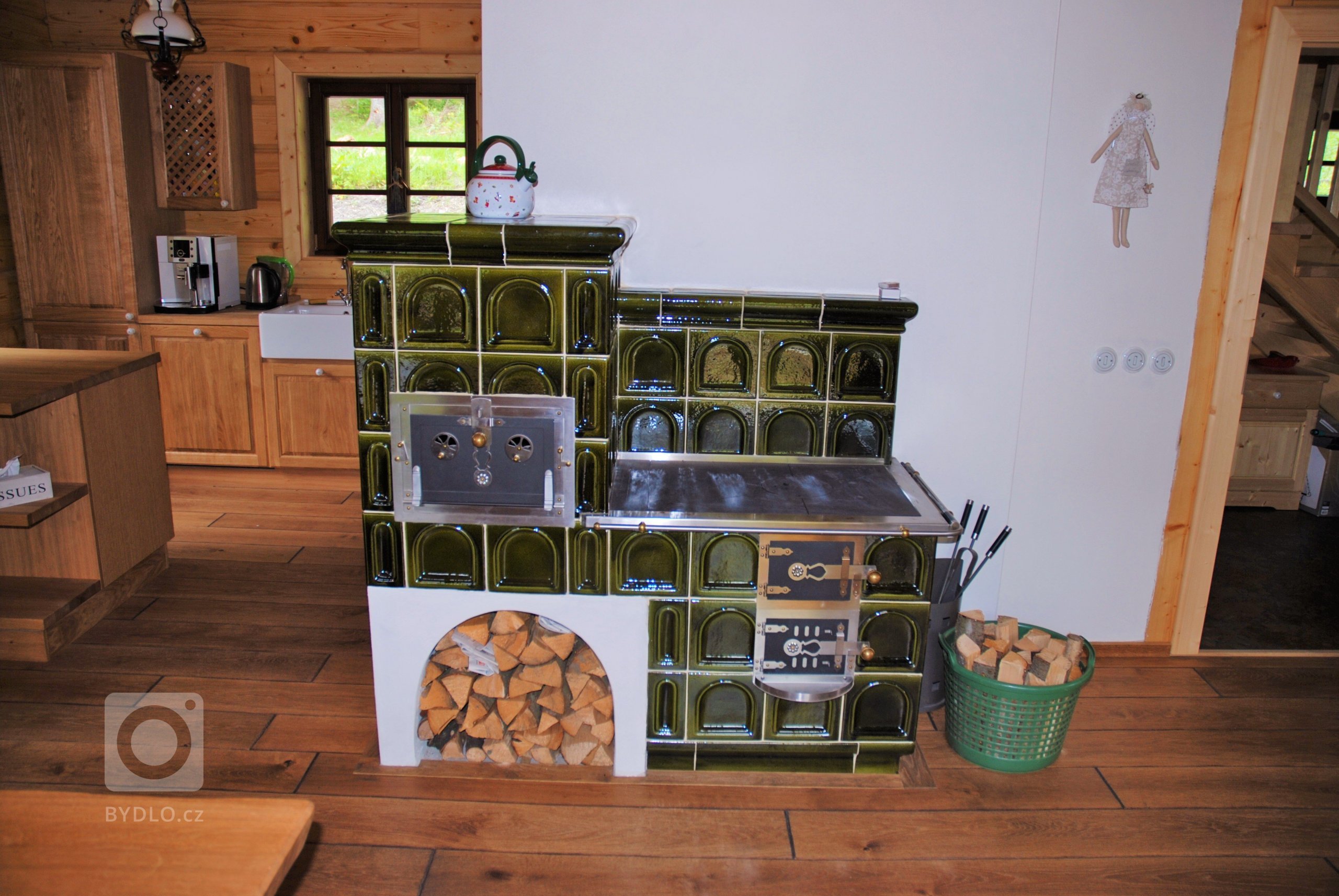 Jedná se o roubenku&nbsp;postavenou v tradičním stylu ze smrkových hranolů určenou k rekreaci nebo trvalému bydlení čtyřčlenné rodiny.&nbsp;Více informací o…