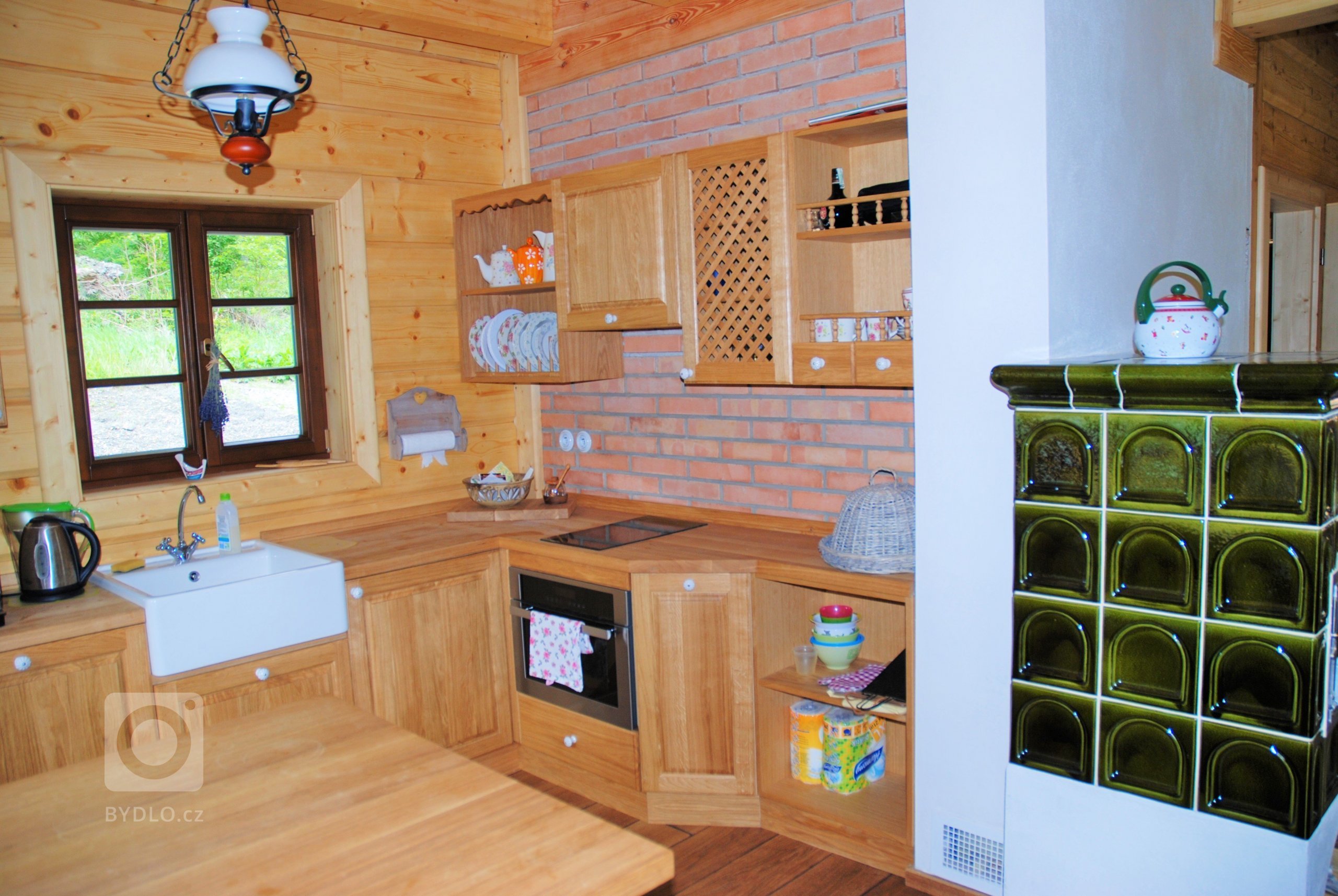 Jedná se o roubenku&nbsp;postavenou v tradičním stylu ze smrkových hranolů určenou k rekreaci nebo trvalému bydlení čtyřčlenné rodiny.&nbsp;Více informací o…