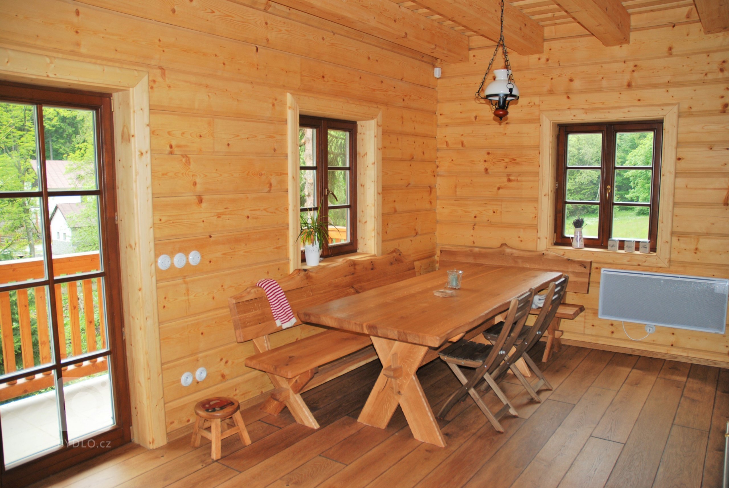 Jedná se o roubenku&nbsp;postavenou v tradičním stylu ze smrkových hranolů určenou k rekreaci nebo trvalému bydlení čtyřčlenné rodiny.&nbsp;Více informací o…