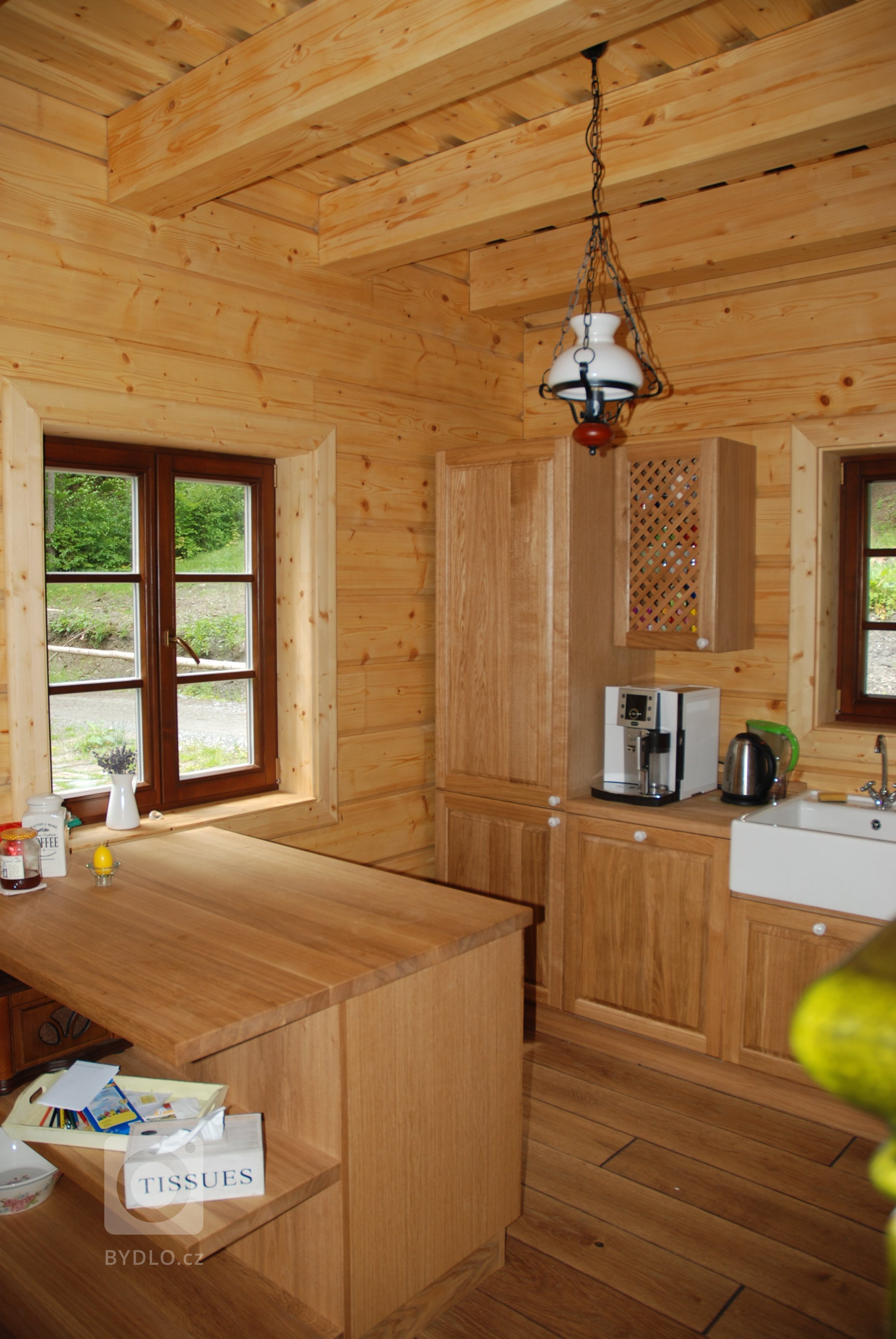 Jedná se o roubenku&nbsp;postavenou v tradičním stylu ze smrkových hranolů určenou k rekreaci nebo trvalému bydlení čtyřčlenné rodiny.&nbsp;Více informací o…