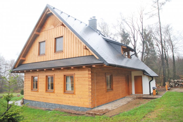 Lidová poloroubenka s podlomenicí