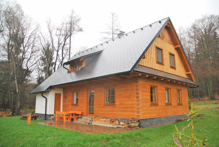 Lidová poloroubenka s podlomenicí