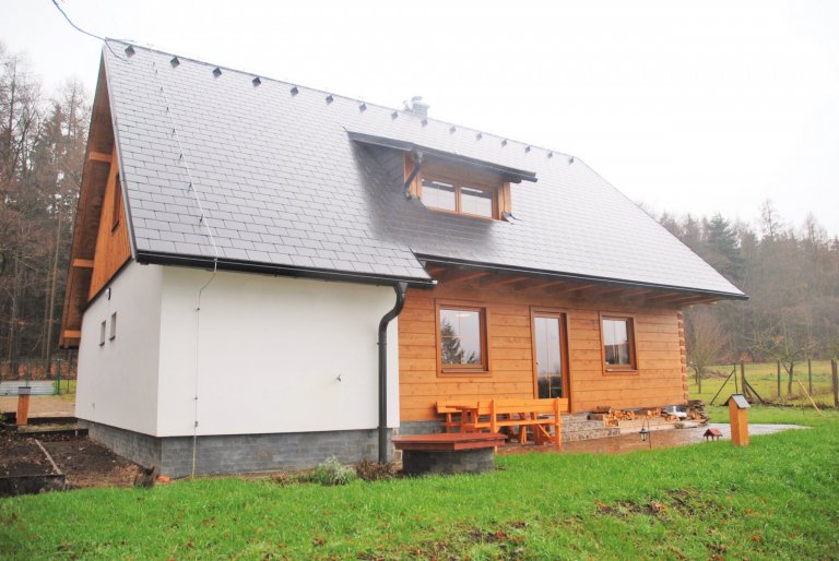 Tato tradiční poloroubenka s podlomenicí a sluníčkem ve štítu je vystavěna ze smrkových vysušených hranolů a krásně se hodí do okolní přírody. Svým majitelům…