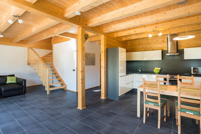 Jedná se o moderní poloroubenku (část domu je zděná) ze smrkových vysušených hranolů situovanou poblíž Lipna, je tvořena dvěma samostatnými apartmány, které je…