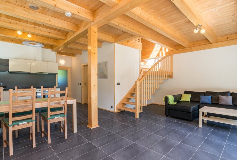 Jedná se o moderní poloroubenku (část domu je zděná) ze smrkových vysušených hranolů situovanou poblíž Lipna, je tvořena dvěma samostatnými apartmány, které je…