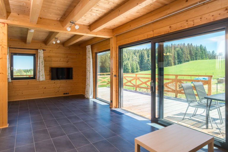 Jedná se o moderní poloroubenku (část domu je zděná) ze smrkových vysušených hranolů situovanou poblíž Lipna, je tvořena dvěma samostatnými apartmány, které je…