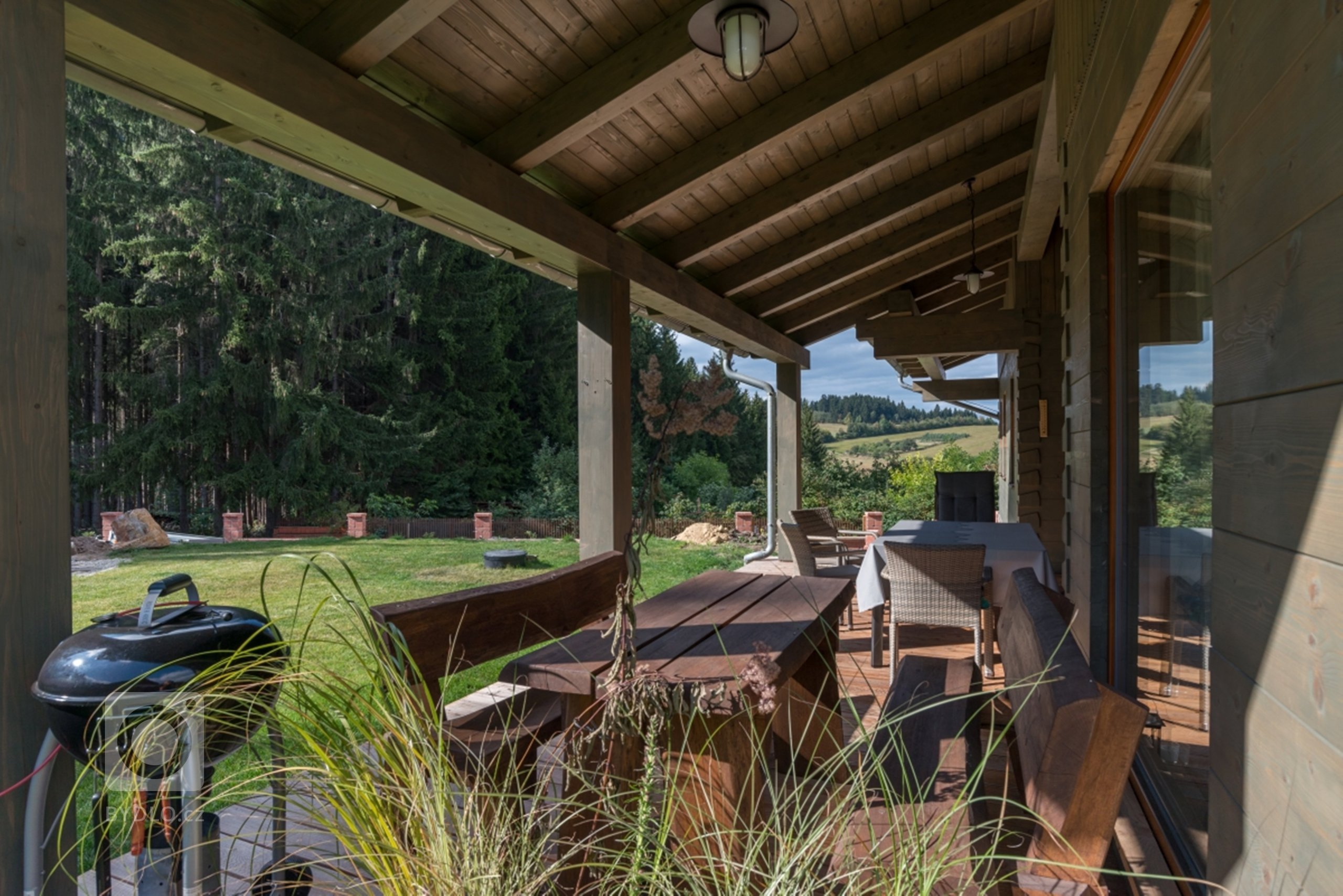 Tato netradiční roubenka ze smrkových vysušených hranolů se nachází ve vesnické zástavbě a poskytuje svým majitelům krásný a zdravý&nbsp;domov. Velmi přijemné…