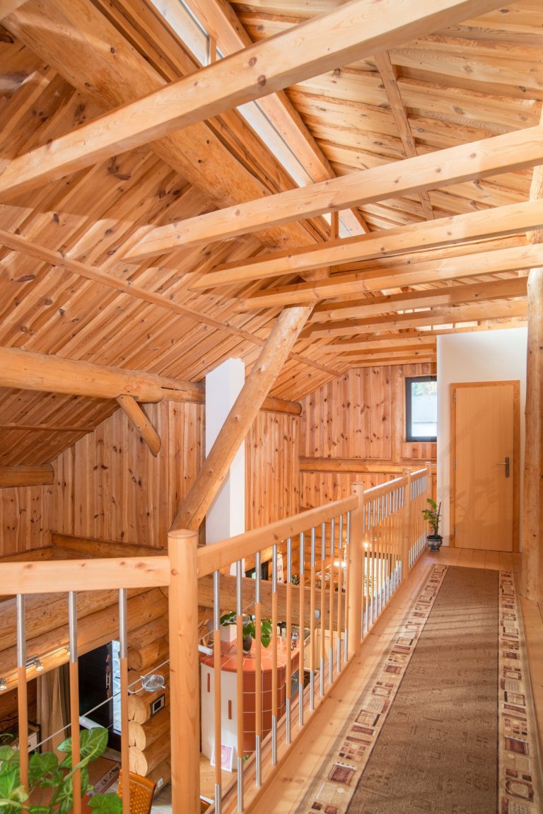 Srub zasazený na pozemku v blízkosti lesa je obklopený volným nezastavěným prostorem a pastvinami s koňmi. Koncept domu, zařízení, dispozice a vybavení jsou…