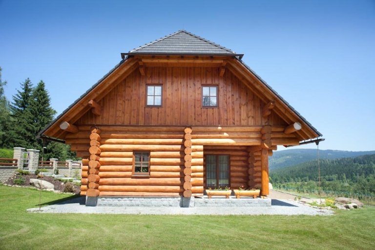 Přestože jsou za tradiční šumavské domy považovány roubenky, zavítali jsme právě sem, abychom na vlastní oči zhlédli další vydařenou realizaci srubu.…