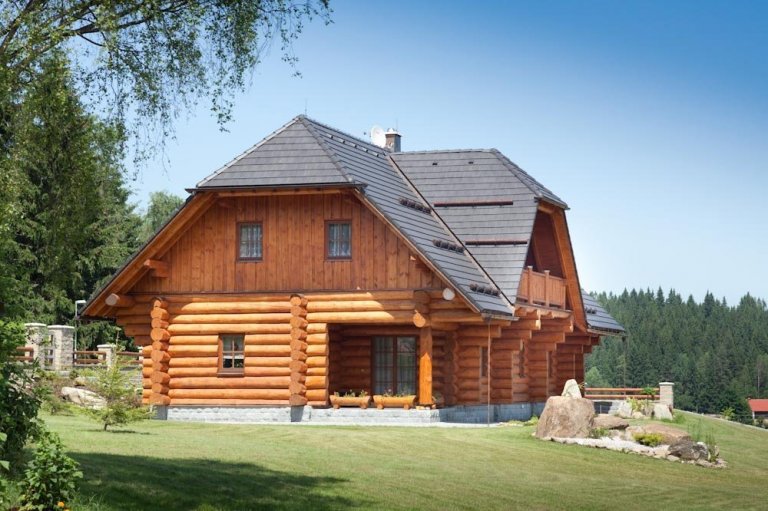 Přestože jsou za tradiční šumavské domy považovány roubenky, zavítali jsme právě sem, abychom na vlastní oči zhlédli další vydařenou realizaci srubu.…