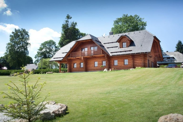 Přestože jsou za tradiční šumavské domy považovány roubenky, zavítali jsme právě sem, abychom na vlastní oči zhlédli další vydařenou realizaci srubu.…