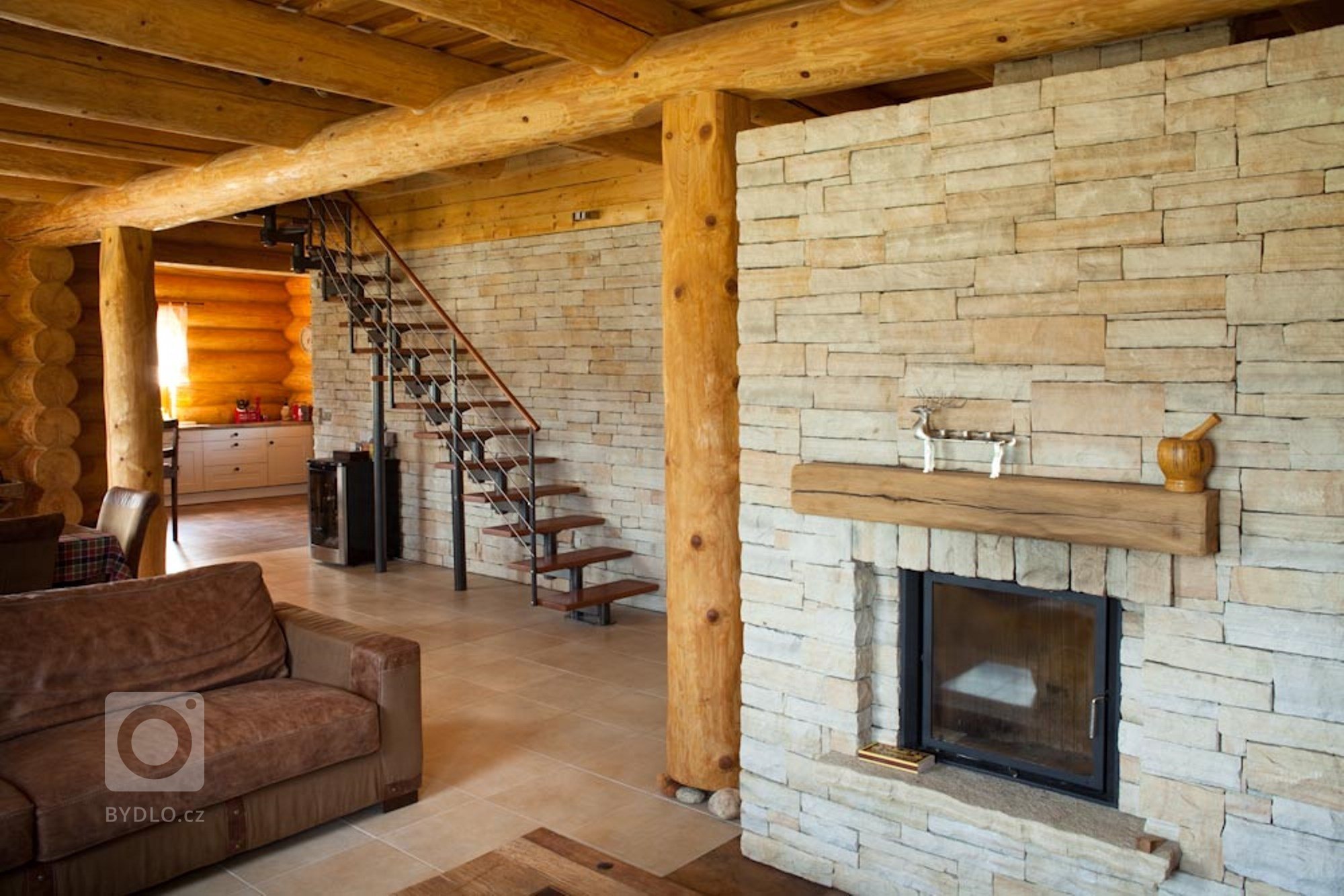 Přestože jsou za tradiční šumavské domy považovány roubenky, zavítali jsme právě sem, abychom na vlastní oči zhlédli další vydařenou realizaci srubu.…