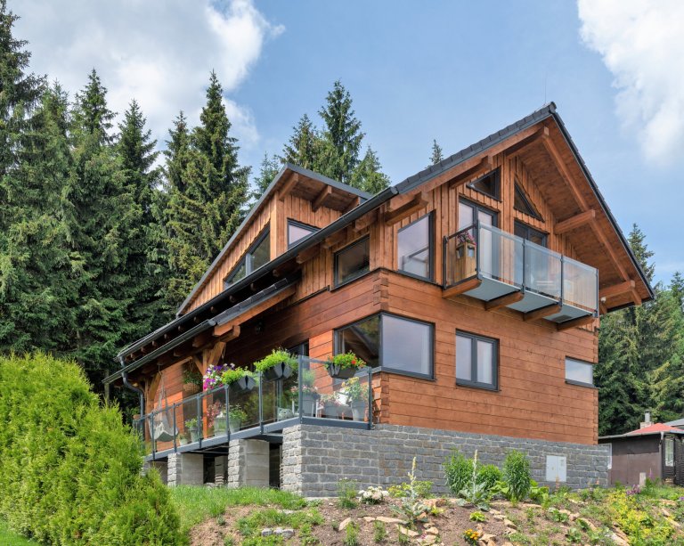 Tato roubenka slouží čtyřčlenné rodině zatím pouze k rekreaci. Máte-li rádi přírodu, přírodní materiály a moderní architekturu&nbsp;&ndash; pak je roubenka…