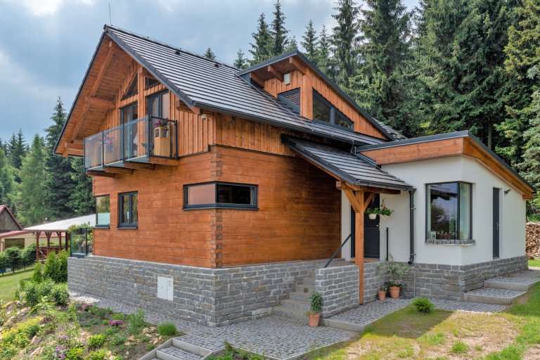 Tato roubenka slouží čtyřčlenné rodině zatím pouze k rekreaci. Máte-li rádi přírodu, přírodní materiály a moderní architekturu&nbsp;&ndash; pak je roubenka…