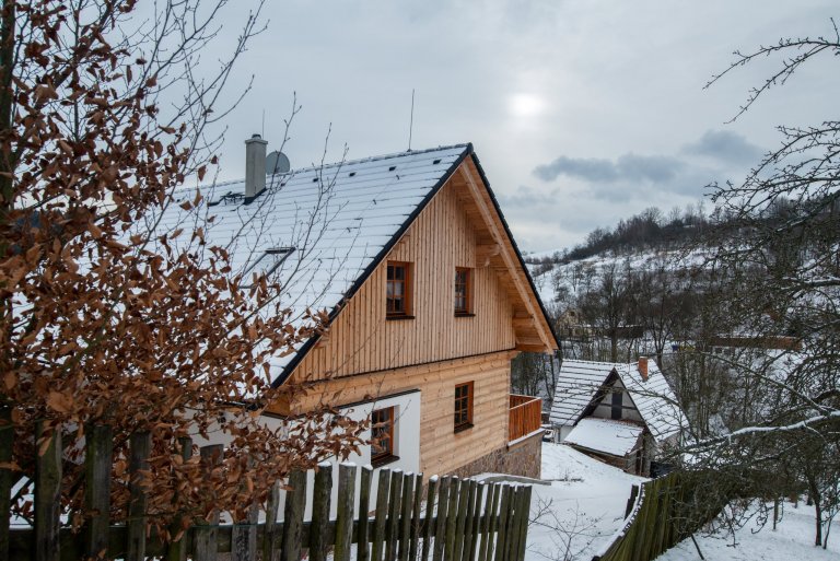 Tato z části podsklepená poloroubenka z borovice slouží k trvalému bydlení. Obvodový plášť je vyhotoven z vysušených borovicových BSH hranolů a zdících tvárnic…