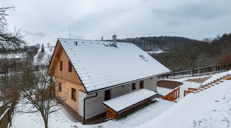 Tato z části podsklepená poloroubenka z borovice slouží k trvalému bydlení. Obvodový plášť je vyhotoven z vysušených borovicových BSH hranolů a zdících tvárnic…