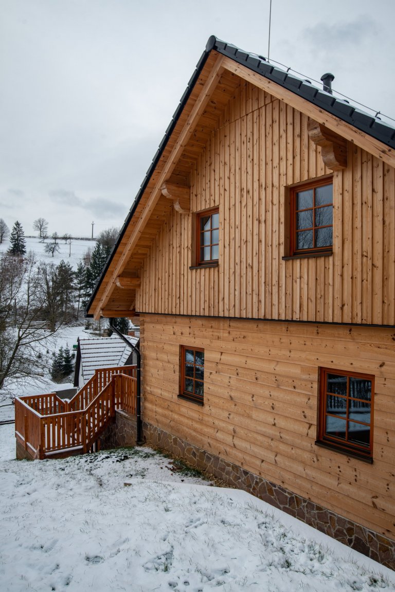 Tato z části podsklepená poloroubenka z borovice slouží k trvalému bydlení. Obvodový plášť je vyhotoven z vysušených borovicových BSH hranolů a zdících tvárnic…