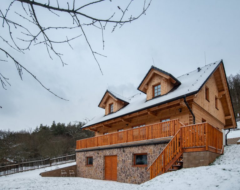 Tato z části podsklepená poloroubenka z borovice slouží k trvalému bydlení. Obvodový plášť je vyhotoven z vysušených borovicových BSH hranolů a zdících tvárnic…