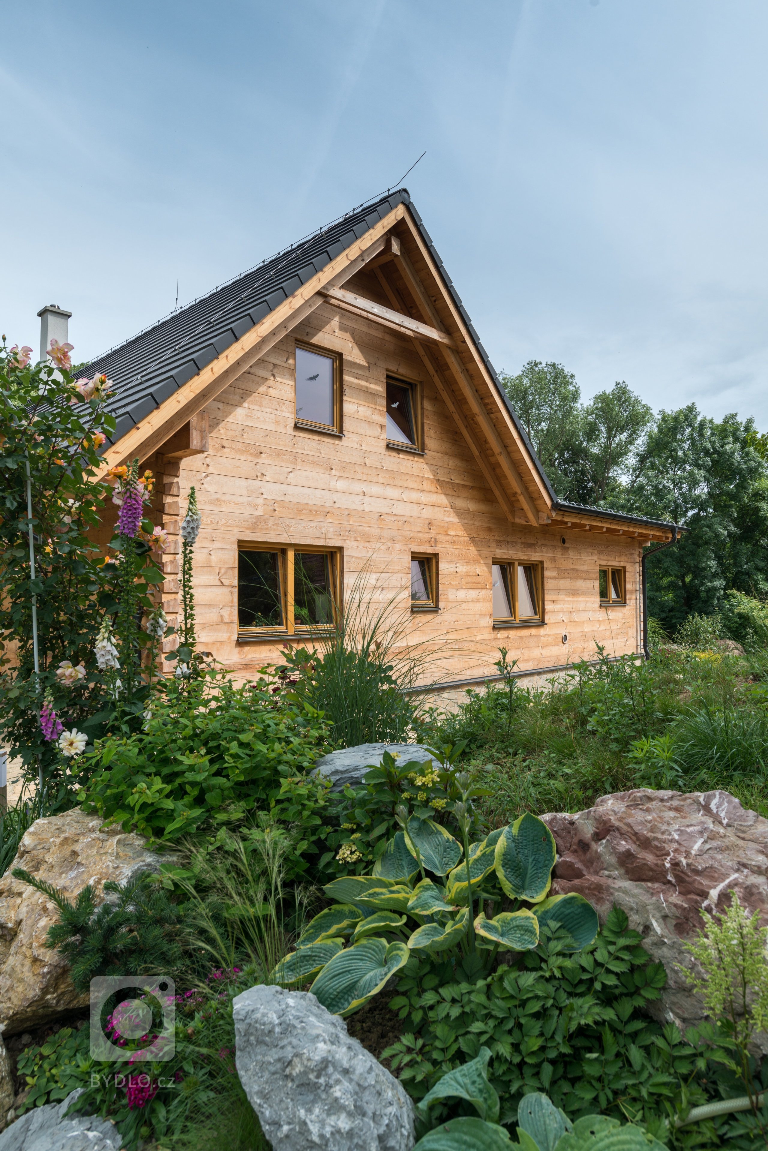 Krásná moderní roubenka z borovice do tvaru U postavená na Slovensku. Tato roubenka slouží jako rozvojové centrum Demján s.r.o.&nbsp;pro legendárního…