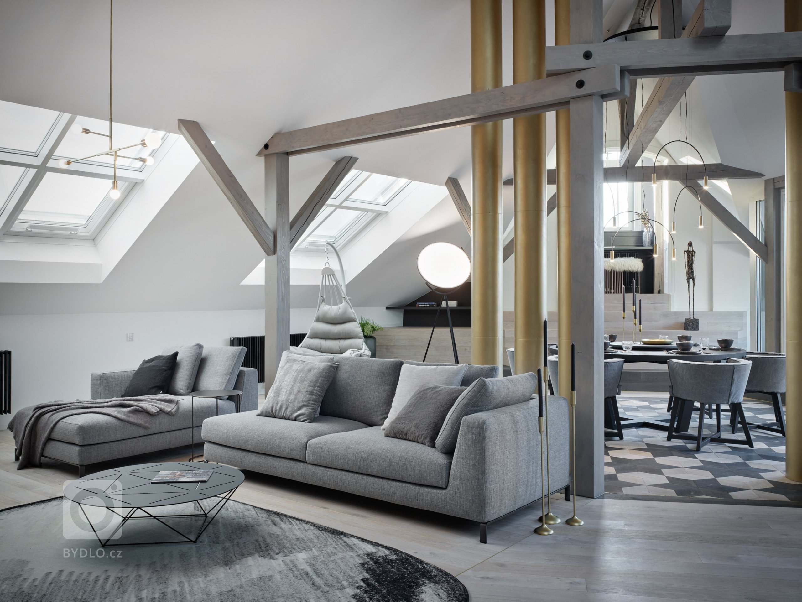 podkrovní byt o rozloze 217 m² prošel kompletní změnou dispozice. Hlavním zásahem bylo otevření zadní části bytu, přičemž se záměrně odhalilo 6 komínů, které se staly dominantou bytu. 