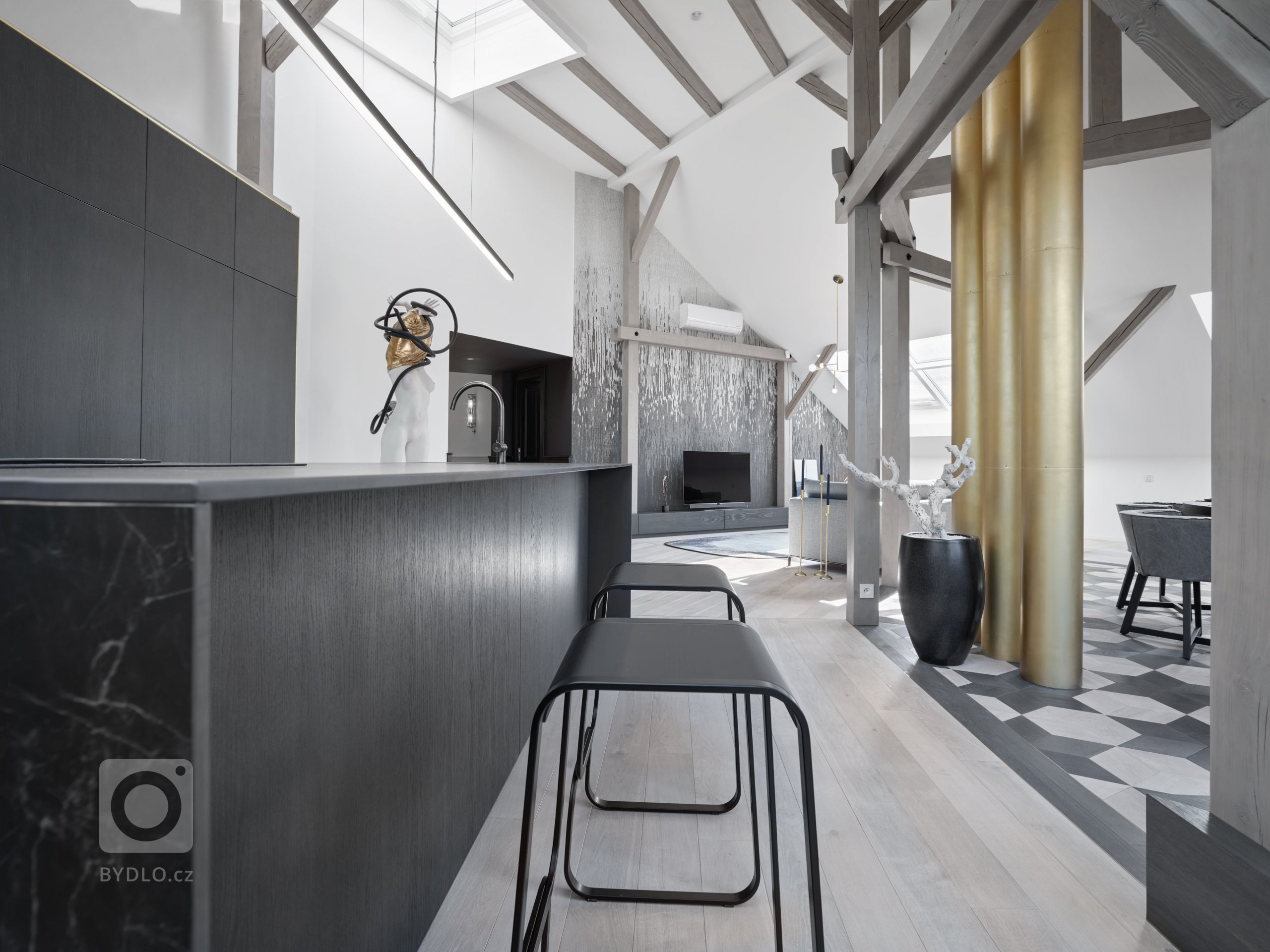  Kuchyňský ostrůvek je opatřen keramickou desku pro snadnou údržbu a nabízí minimálně 4 místa k sezení.