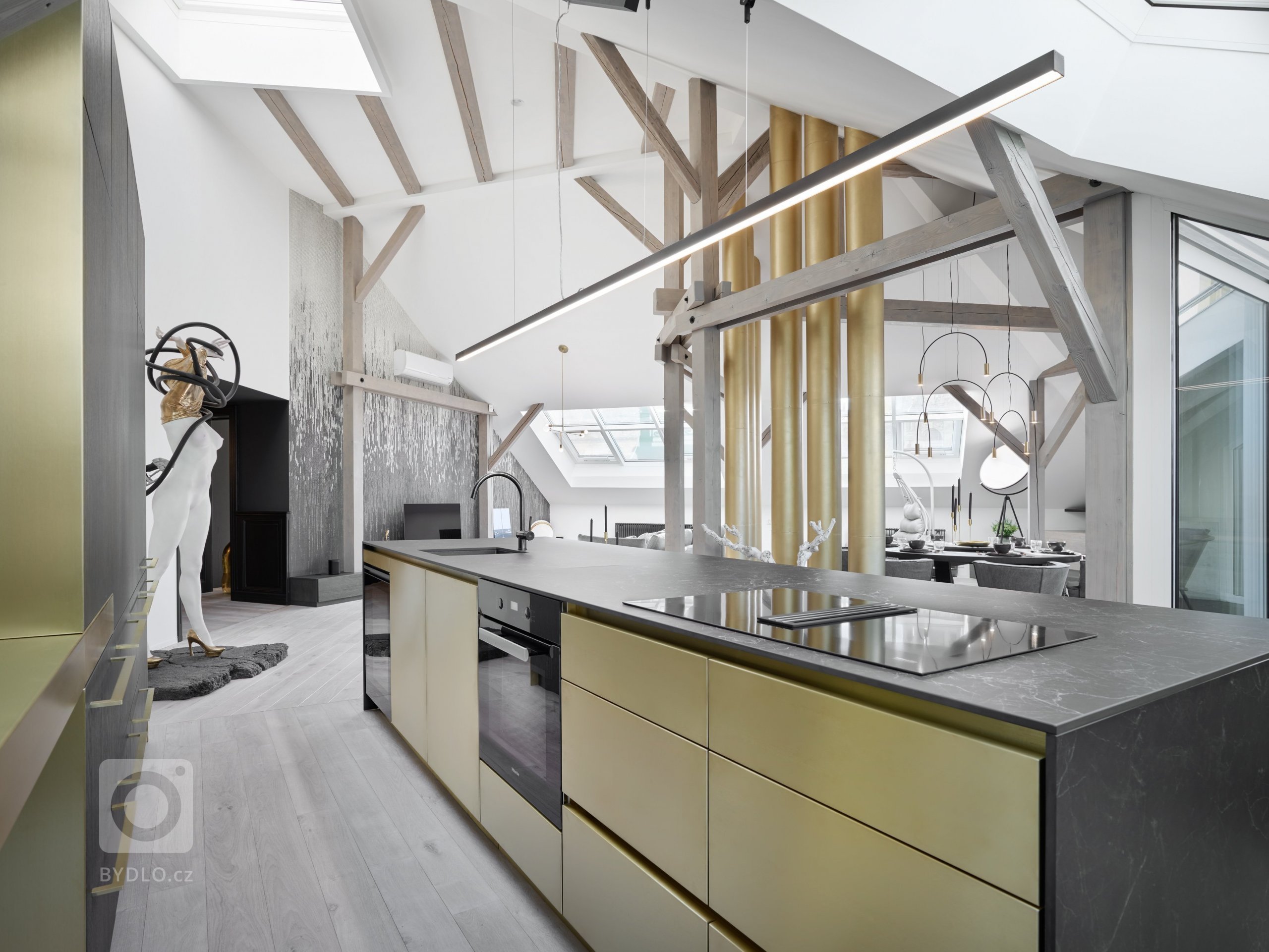  Kuchyňský ostrůvek je opatřen keramickou desku pro snadnou údržbu a nabízí minimálně 4 místa k sezení.