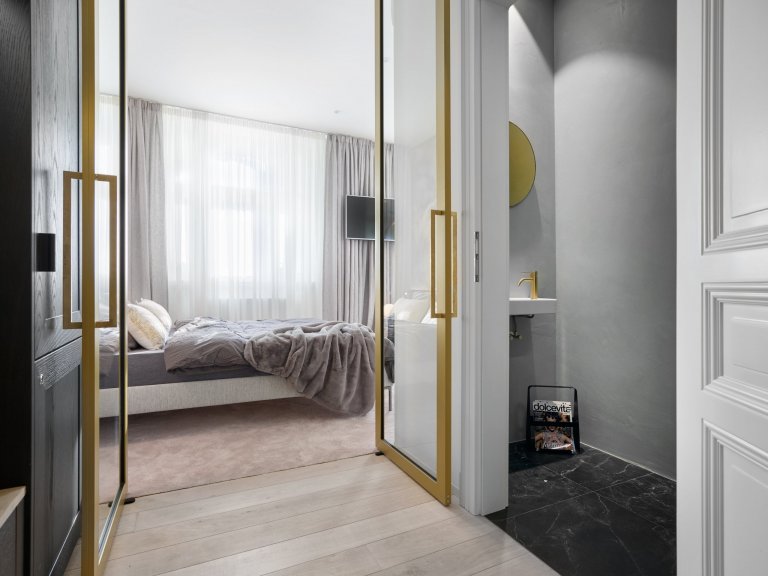 Do hlavní ložnice se vchází skrz soukromou šatnu a mosaznými luxusními dveřmi. 