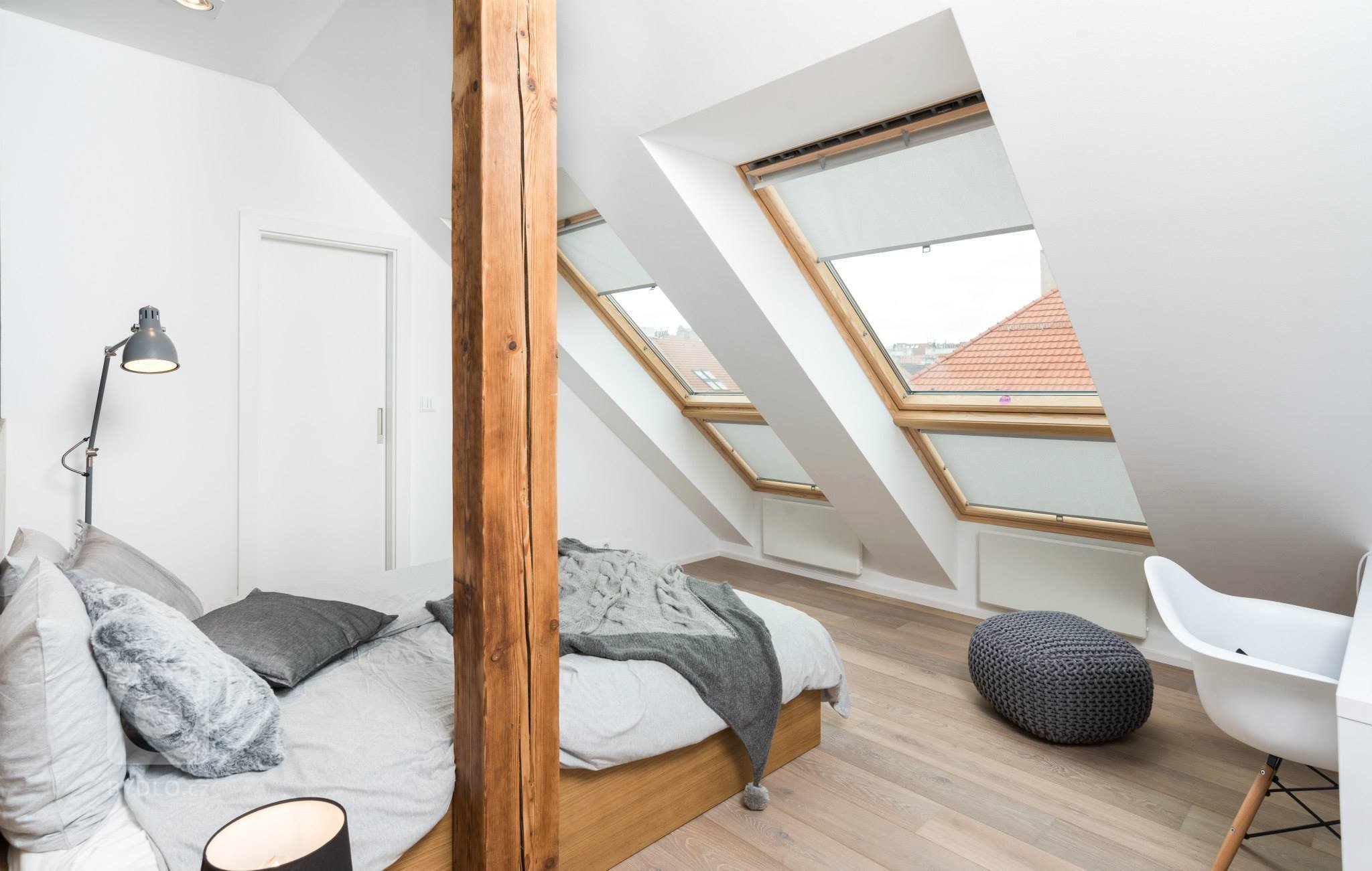 Podkrovní byt v činžovních domů nedaleko Stromovky. Dispozice byla již daná včetně zrealizované koupelny, ostatní povrchy se řešily až s návrhem interiéru. V…