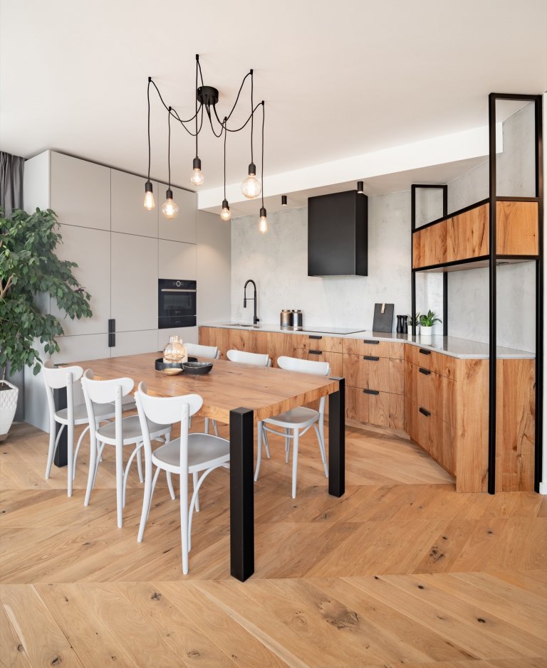 Jedná se o interiér bytu v novostavbě bytového domu s od začátku pevně danou dispozicí. Drobná úprava dispozice nastala v případě koupelny náležící k hlavní…