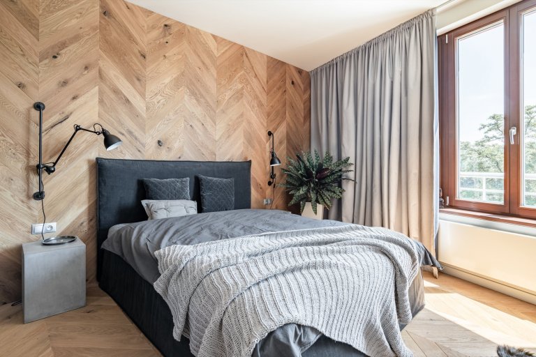 Jedná se o interiér bytu v novostavbě bytového domu s od začátku pevně danou dispozicí. Drobná úprava dispozice nastala v případě koupelny náležící k hlavní…