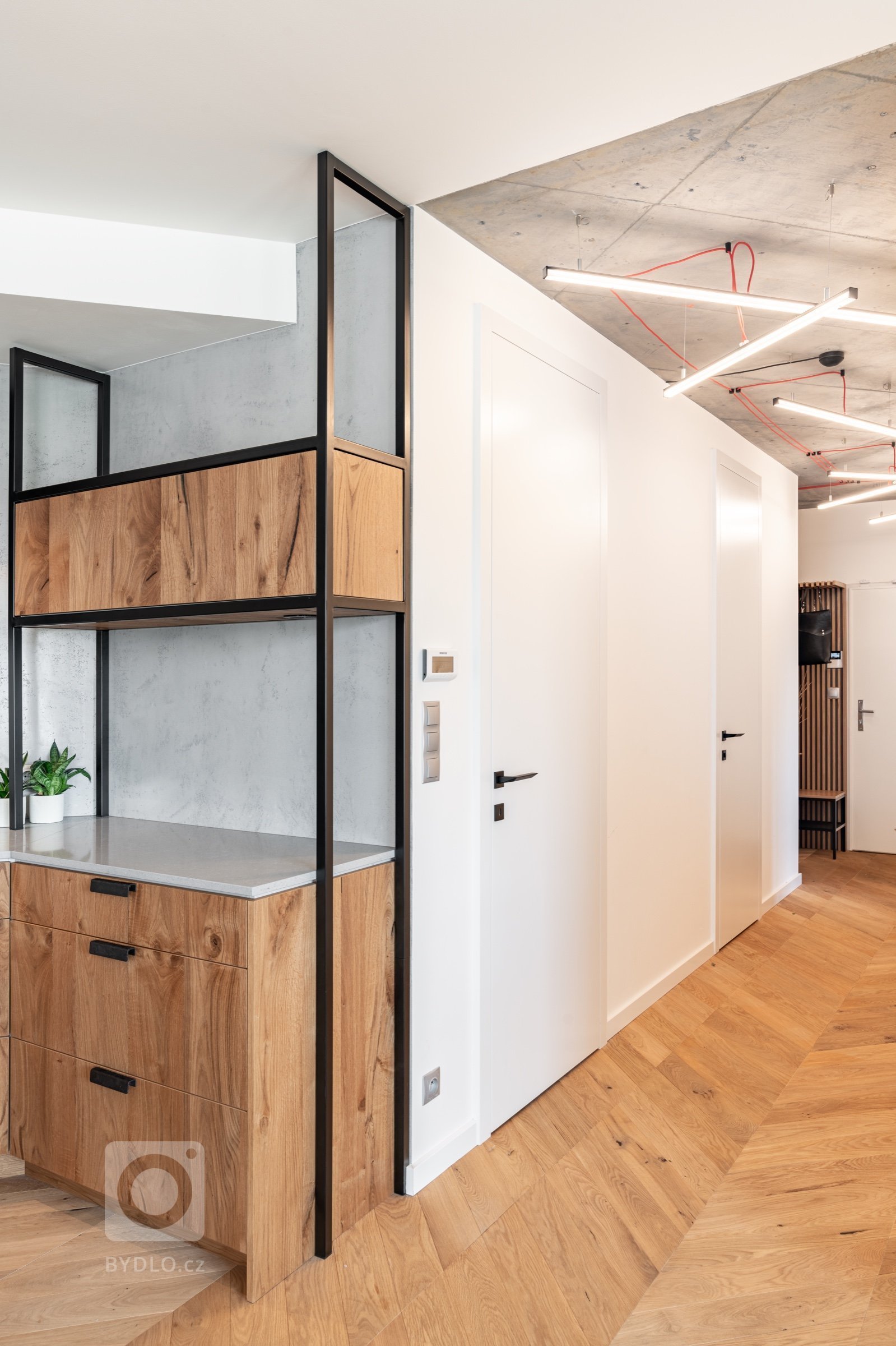 Odlehčená podoba kuchyňské linky, která nabízí dostatek úložného prostoru se všemi potřebnými spotřebiči.