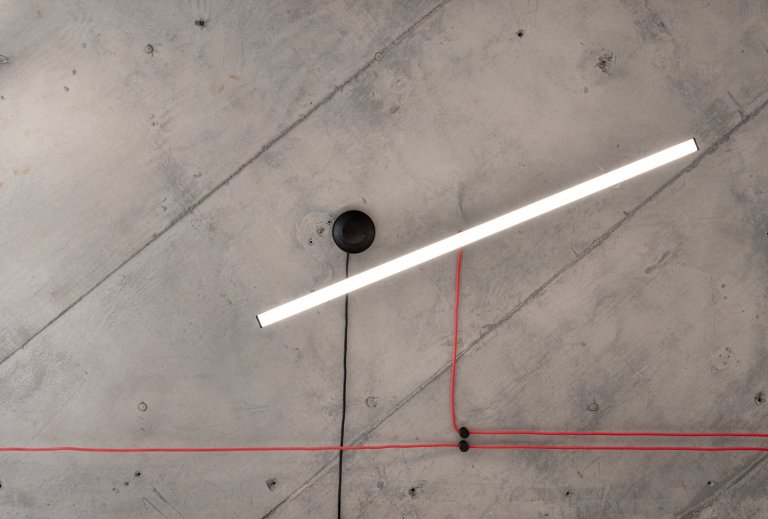 Původní stropy byly zbaveny omítky, elektrické rozvody byly schovány do obvodových stěn a strop byl obroušen a lazurován. Osvětlení chodby tvoří systém stmívatelných zářivek s přiznanou kabeláží z textilních kabelů.