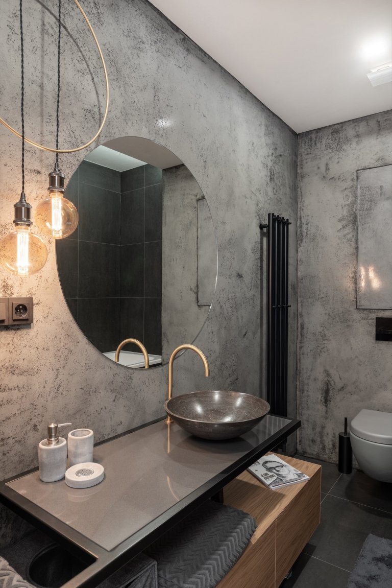 Jedná se o interiér bytu v novostavbě bytového domu s od začátku pevně danou dispozicí. Drobná úprava dispozice nastala v případě koupelny náležící k hlavní…