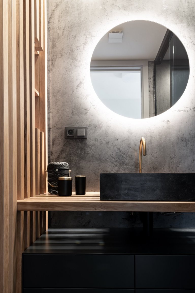 V koupelně pro majitele domu nalezneme zase sprchový kout, záchod a umyvadlo, posazené na desku ze dřevěných lamel.