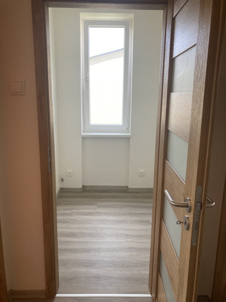 Kompletní rekonstrukce bytu v cihlovém domě v Sytně. Vytvoření prostorné koupelny s walk-in sprchou namísto minimalistické koupelny z umakartového jádra. Návrh…