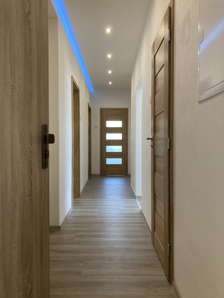 Kompletní rekonstrukce bytu v cihlovém domě v Sytně. Vytvoření prostorné koupelny s walk-in sprchou namísto minimalistické koupelny z umakartového jádra. Návrh…