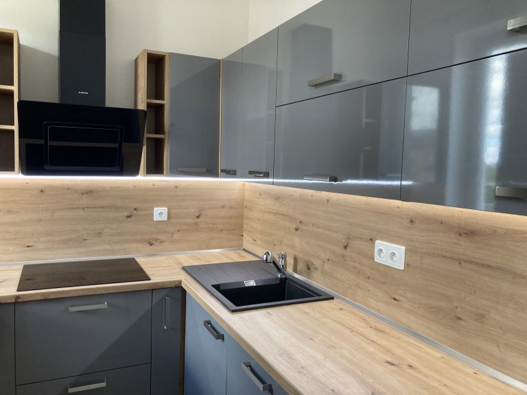 Kompletní rekonstrukce bytu v cihlovém domě v Sytně. Vytvoření prostorné koupelny s walk-in sprchou namísto minimalistické koupelny z umakartového jádra. Návrh…