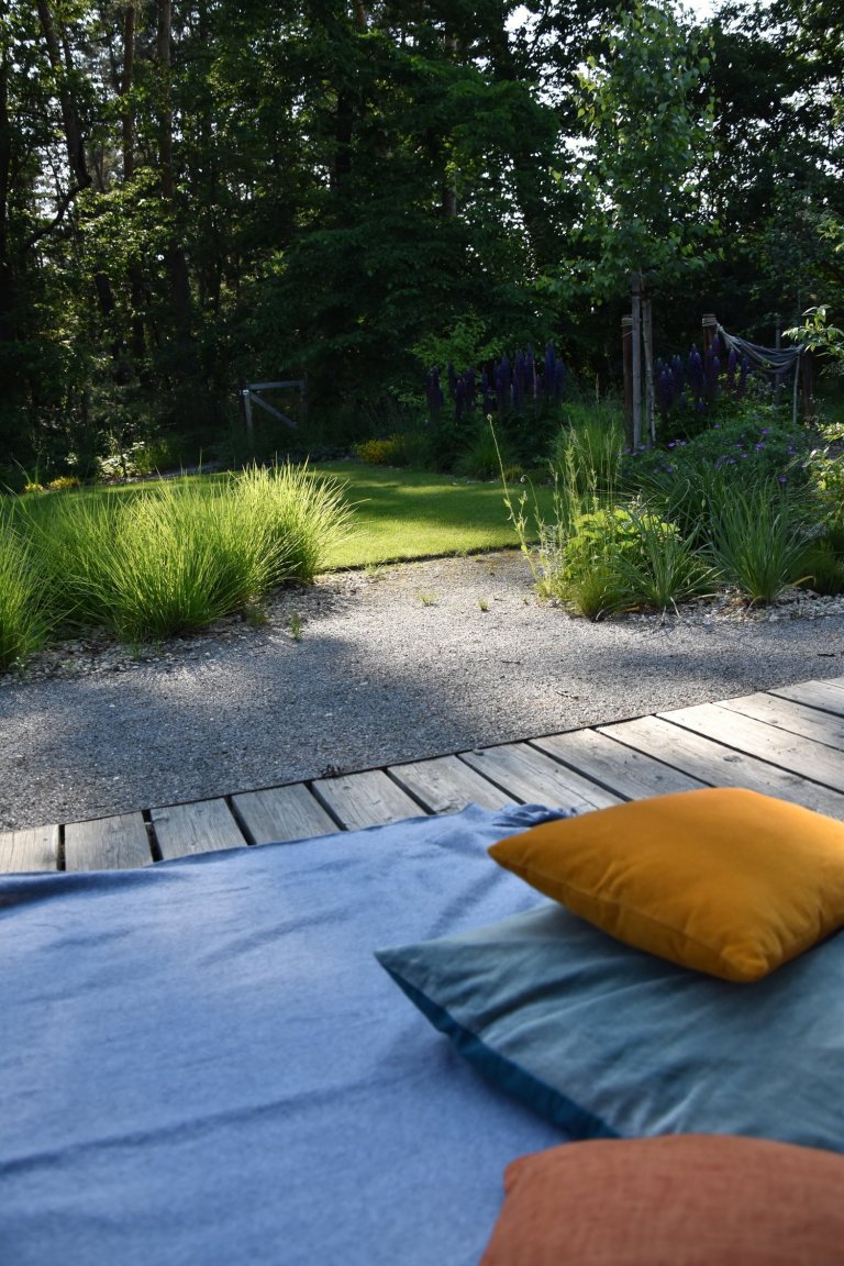 Pozveme vás do zahrady, která je nám velmi blízká. Nachází se na okraji dubového lesa a její atmosféra připomíná severskou náladu a dnes tolik skloňované…