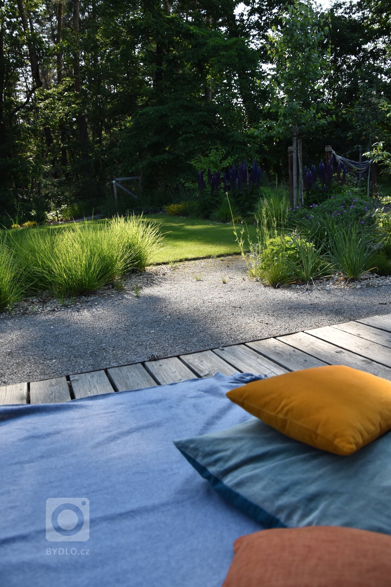 Pozveme vás do zahrady, která je nám velmi blízká. Nachází se na okraji dubového lesa a její atmosféra připomíná severskou náladu a dnes tolik skloňované…