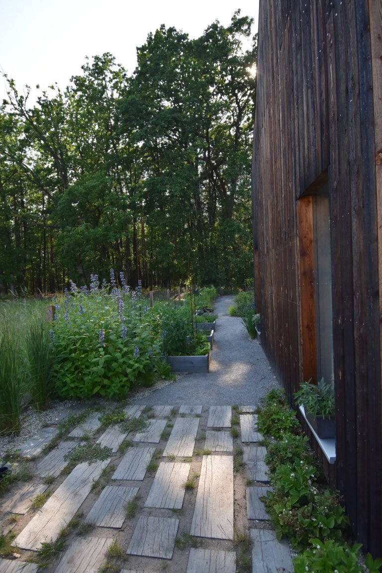 Pozveme vás do zahrady, která je nám velmi blízká. Nachází se na okraji dubového lesa a její atmosféra připomíná severskou náladu a dnes tolik skloňované…