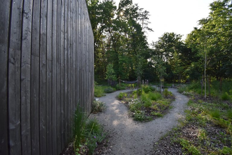 Pozveme vás do zahrady, která je nám velmi blízká. Nachází se na okraji dubového lesa a její atmosféra připomíná severskou náladu a dnes tolik skloňované…