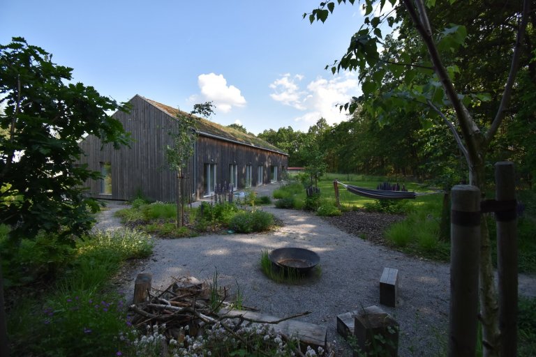 Pozveme vás do zahrady, která je nám velmi blízká. Nachází se na okraji dubového lesa a její atmosféra připomíná severskou náladu a dnes tolik skloňované…