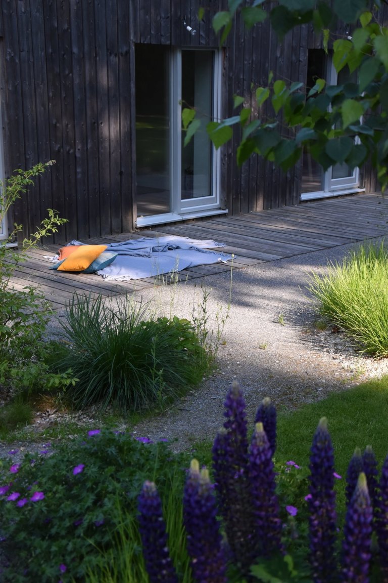 Pozveme vás do zahrady, která je nám velmi blízká. Nachází se na okraji dubového lesa a její atmosféra připomíná severskou náladu a dnes tolik skloňované…