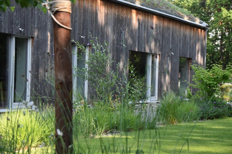 Pozveme vás do zahrady, která je nám velmi blízká. Nachází se na okraji dubového lesa a její atmosféra připomíná severskou náladu a dnes tolik skloňované…