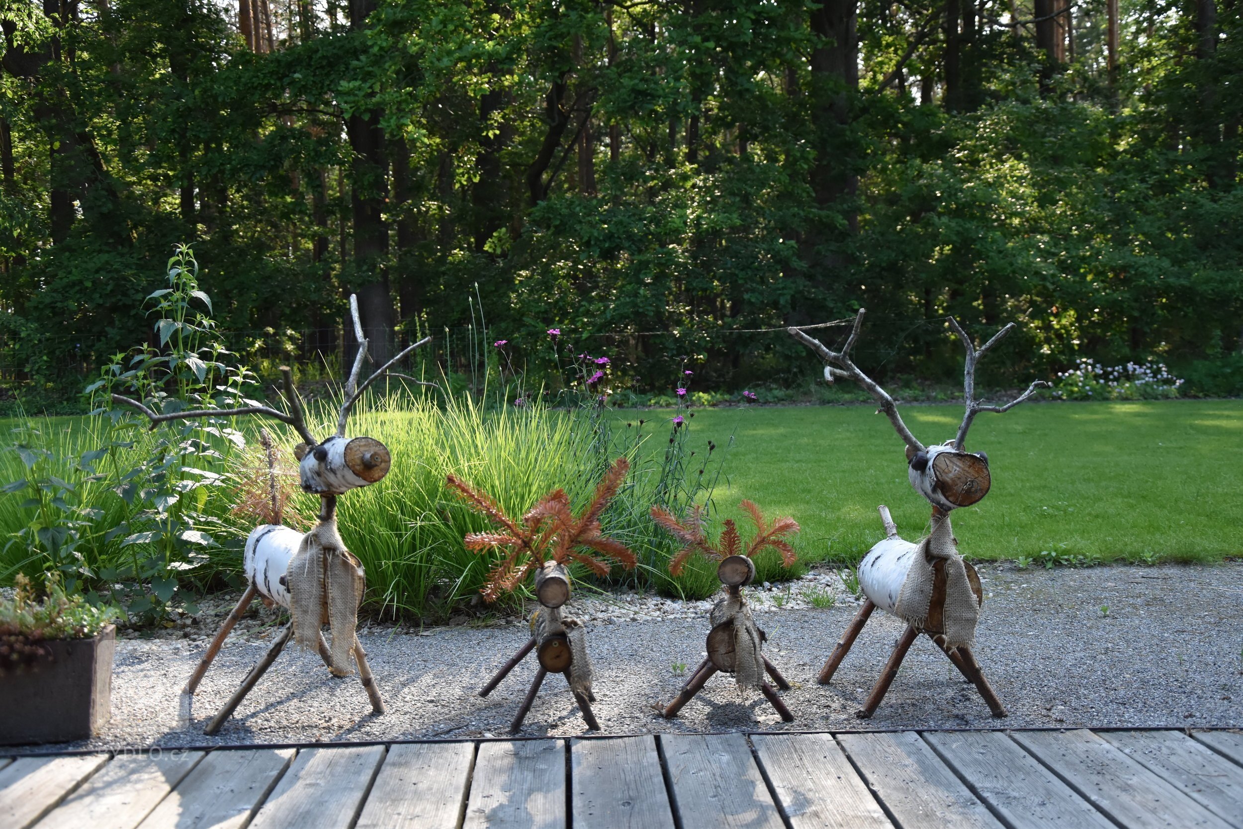 Pozveme vás do zahrady, která je nám velmi blízká. Nachází se na okraji dubového lesa a její atmosféra připomíná severskou náladu a dnes tolik skloňované…